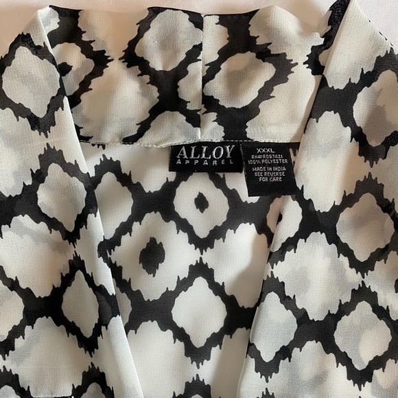 White & Black Pattern V-Neck Flowy Tunic Blouse w/Rolled Sleeves & Gold Buttons - Picture 8 of 9